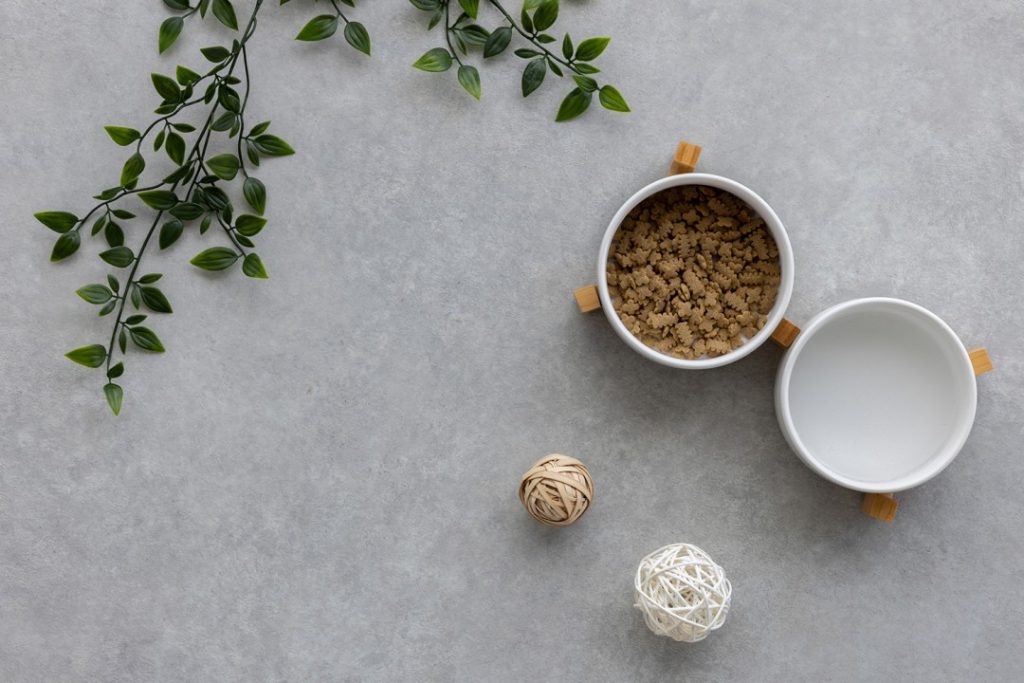 ラグリエのペットマット〈モルタル〉使用イメージ。食器まわりの床をおしゃれに演出しながら、滑りにくく衛生的な機能性も