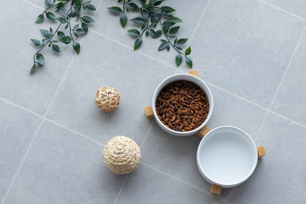 ラグリエのペットマット〈モルタルタイル〉使用イメージ。タイル風のモルタル柄が清潔感と上質感を演出し、ペットの食事スペースにも最適