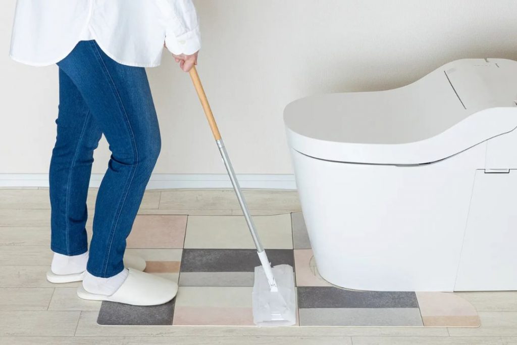 ラグリエの拭けるトイレマットを敷いたトイレ空間をモップで掃除している様子