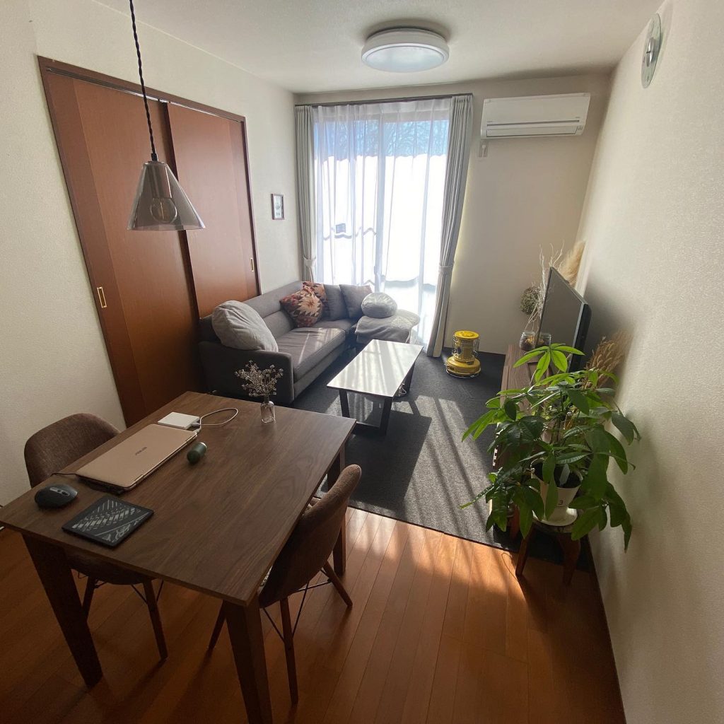 @8__roomさまのお部屋。落ち着いた色合いのタイルカーペットと家具が調和したインテリア。