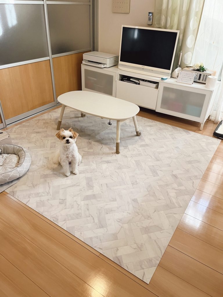 ラグリエのペットマット マーブルヘリンボーン 184cm幅（92cm×2本）を敷いたお部屋の施工後の様子。明るくやさしい印象の空間に仕上がっている。