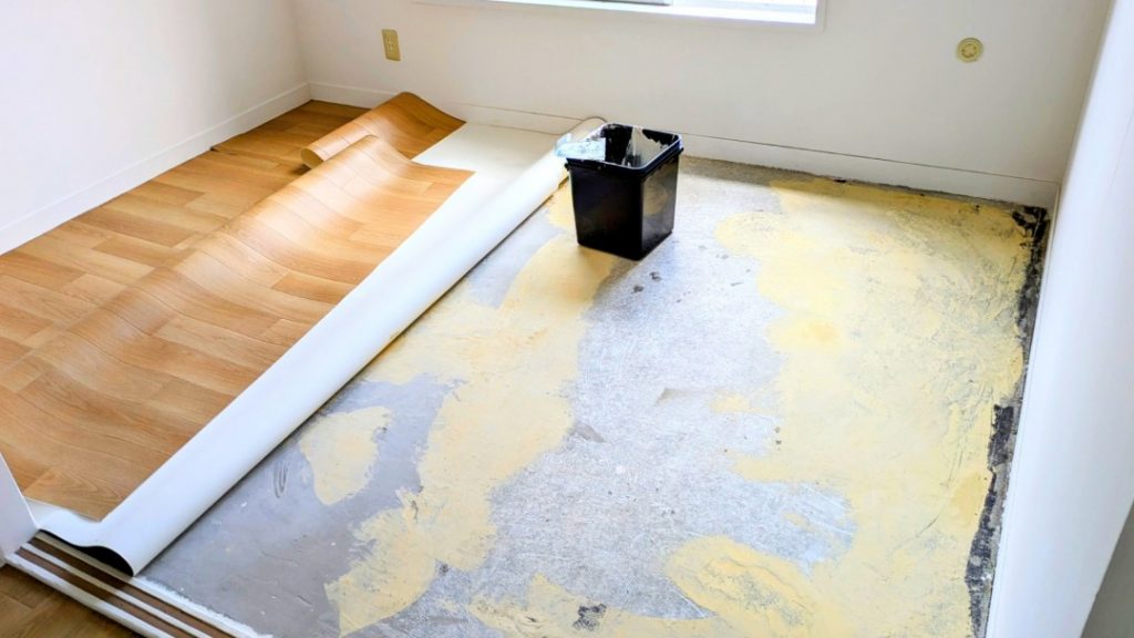 クッションフロアを床に敷いているDIY途中の様子。畳の上に敷く場合の注意点や準備工程の参考に。