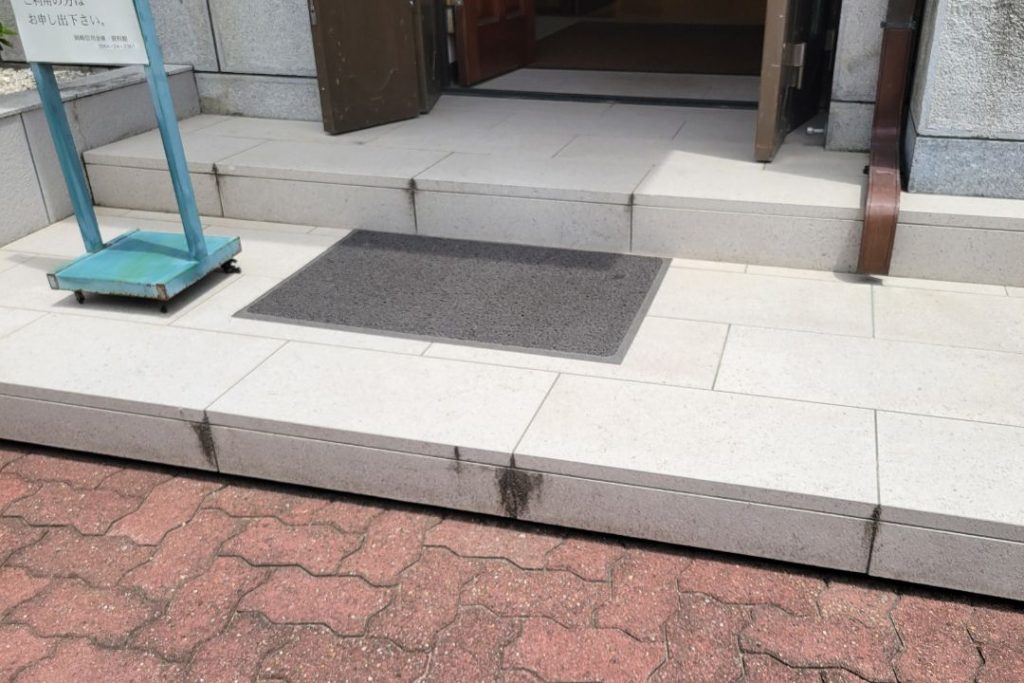 岡崎信用金庫資料館のエントランス部分に見られる免震装置による床の隙間