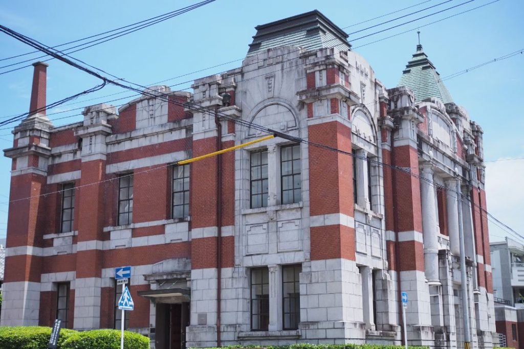 岡崎信用金庫資料館(旧岡崎銀行本店)の外観。赤レンガと白い石材が印象的な明治時代の洋風建築