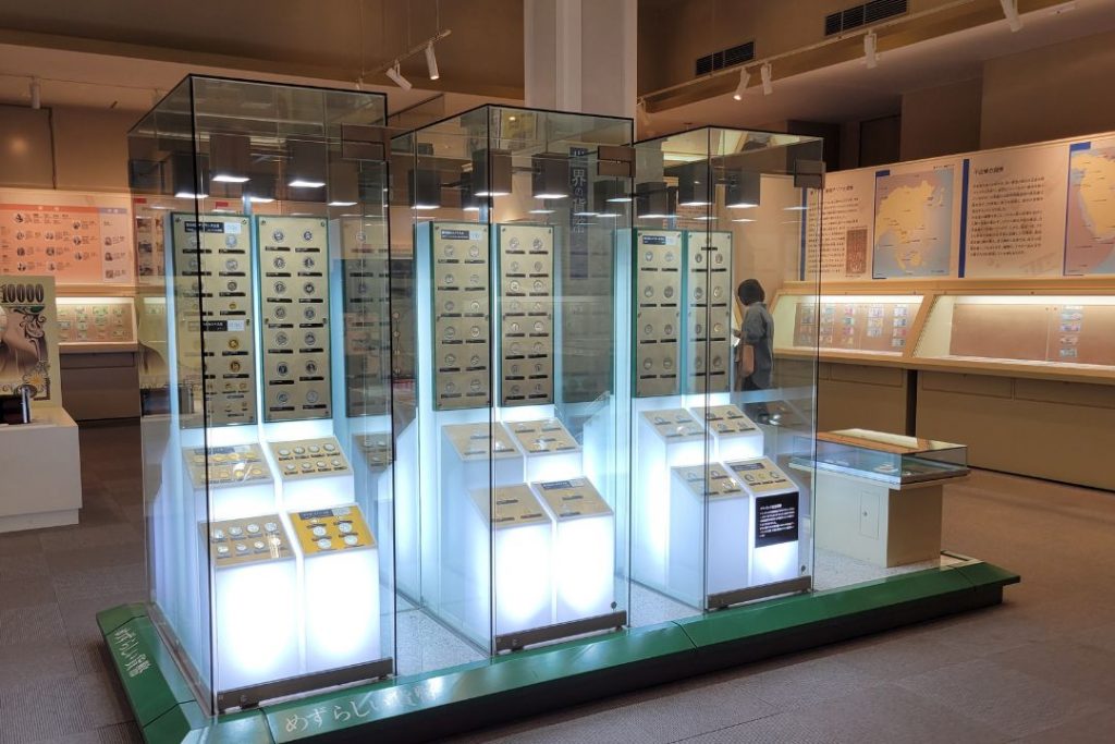 岡崎信用金庫資料館2階に展示された世界の貨幣コレクションと歴史紹介コーナー