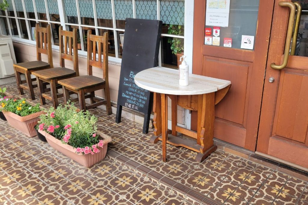 岡崎市連尺通りにあるパスタ&カフェBakuの店舗入口。レトロな外観が印象的な人気カフェ。
