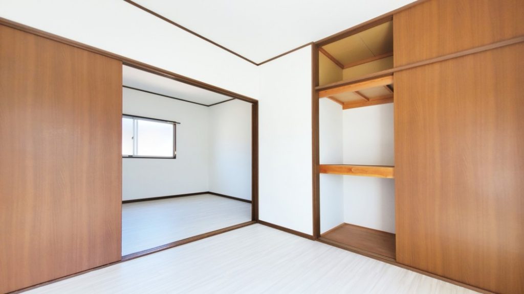 洋風リフォームされた和室。畳の上にクッションフロアを敷いたような雰囲気で、明るい床面が特徴。