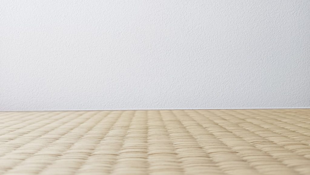 白い壁と畳のシンプルな室内。クッションフロアを敷く前のベースとしても使える和室の一例。