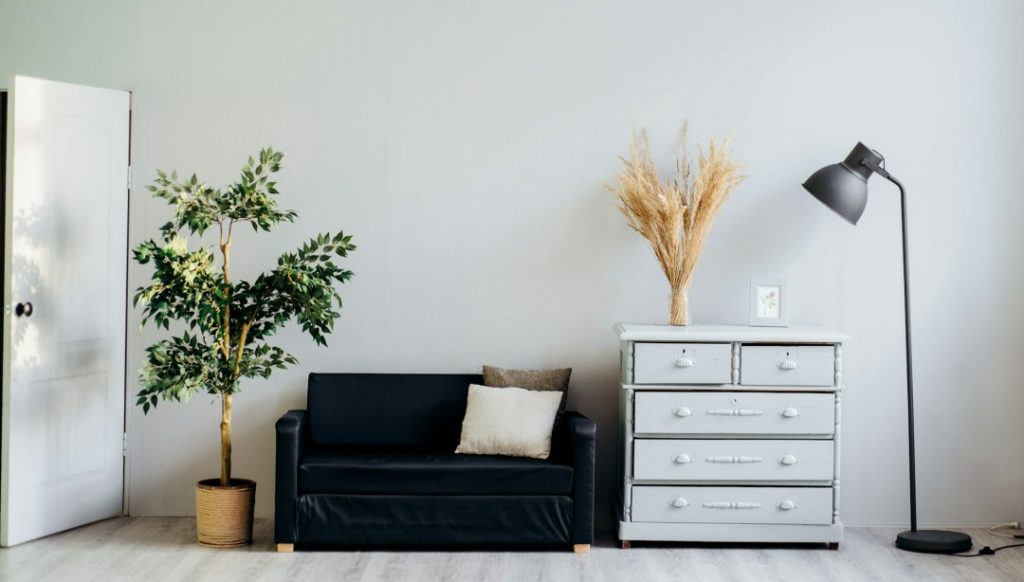 洋風インテリアでまとめられた部屋。畳にクッションフロアを敷くことで、洋室風に仕上げる参考例。