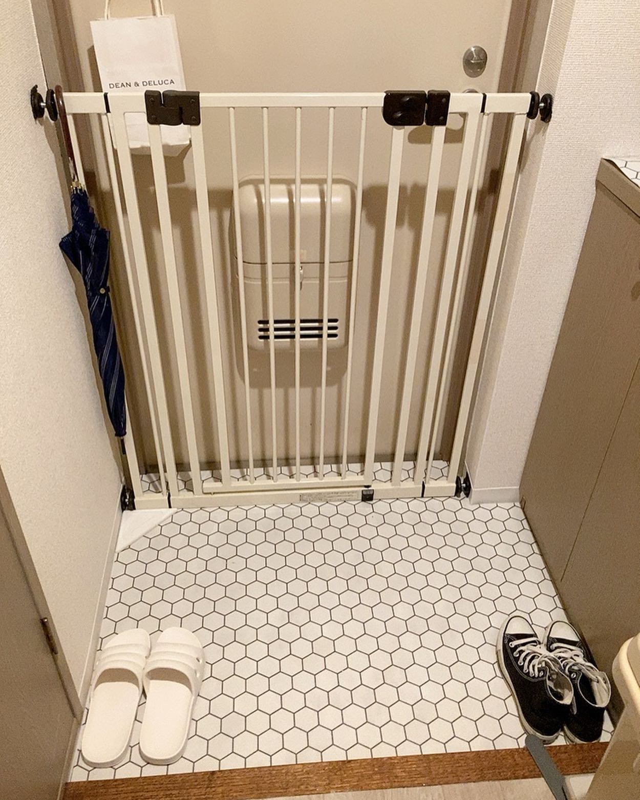 タイル調のクッションフロアを玄関に取り入れ、すっきりと清潔感のある空間に仕上げた実例。玄関を上品に見せたい方におすすめの床DIYアイデア。