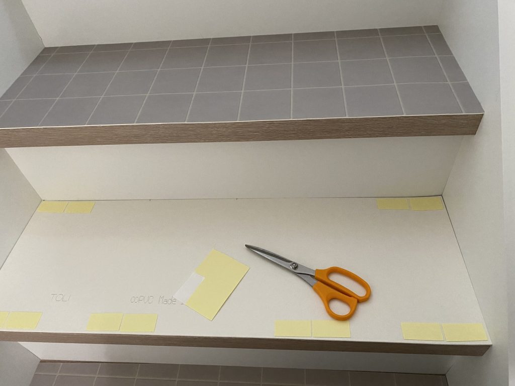 ラグリエのデザインフロアマットをカットして階段サイズに合わせて仮置きした状態