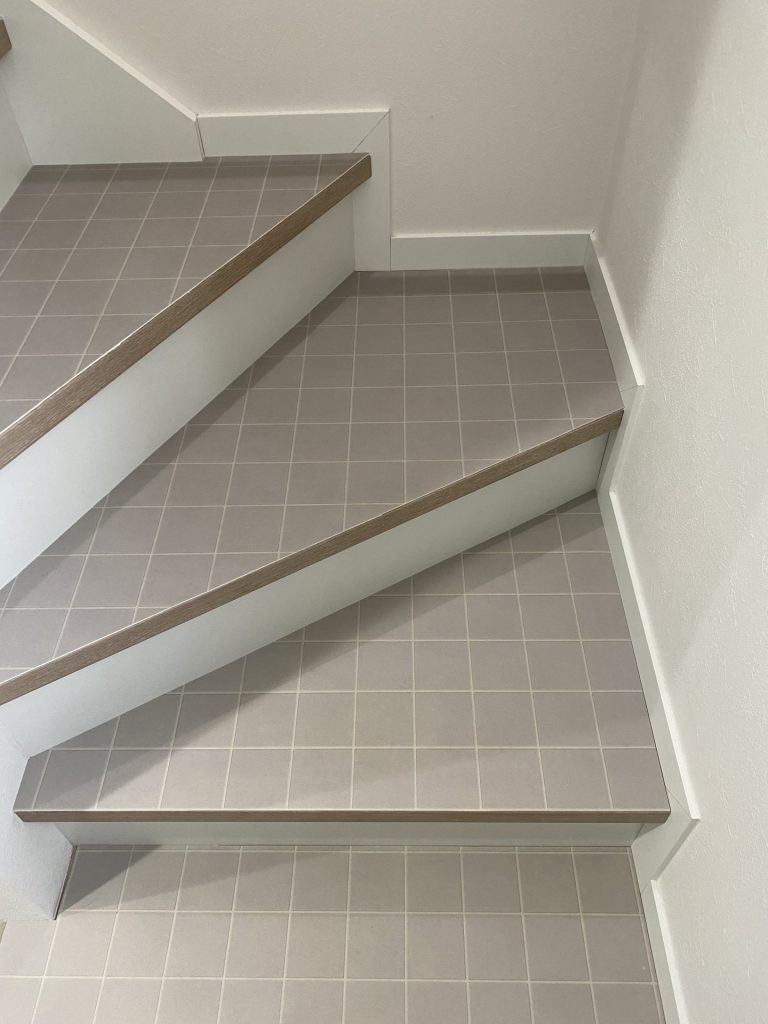 ラグリエのデザインフロアマットを使った階段DIYの完成例｜タイル柄で統一されたおしゃれな仕上がり