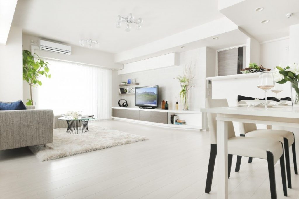 明るいリビングダイニングの住居内イメージ写真。土足用クッションフロアを導入すれば住宅の床も清潔でデザイン性の高い空間にできる