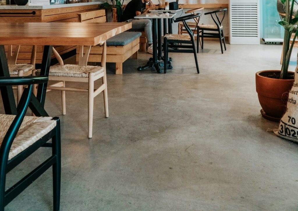 カフェなど店舗の土足利用エリアのイメージ写真。土足用クッションフロアを使えば店舗の床もおしゃれで清掃しやすくなる