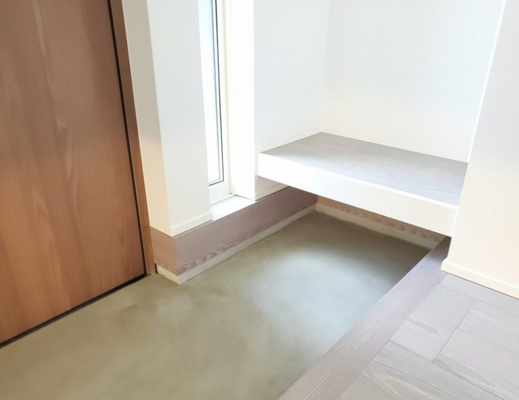 住宅の土間スペースのイメージ写真。土足用クッションフロアを敷くことで土間もデザイン性と清掃性を高められる