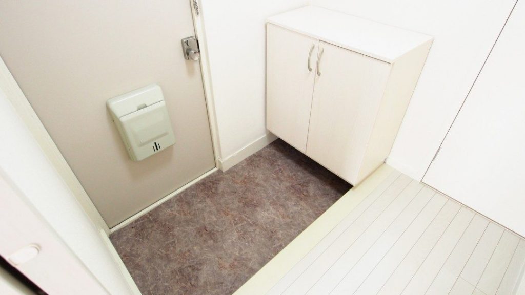 玄関のたたき部分のイメージ写真。土足対応クッションフロアを使えば玄関まわりの床もおしゃれに清潔に保てる