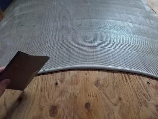 階段のクッションフロアを両面テープや接着剤で固定する様子｜安全性を高めるための固定方法の解説用（作業途中）