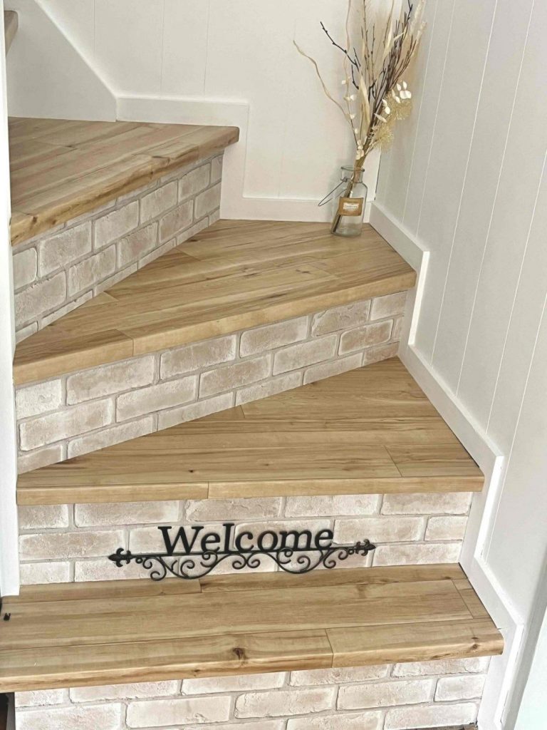 踏板と蹴込板を異なるデザインで組み合わせた階段のコーディネート例｜アクセントを効かせた仕上がり（完成後）