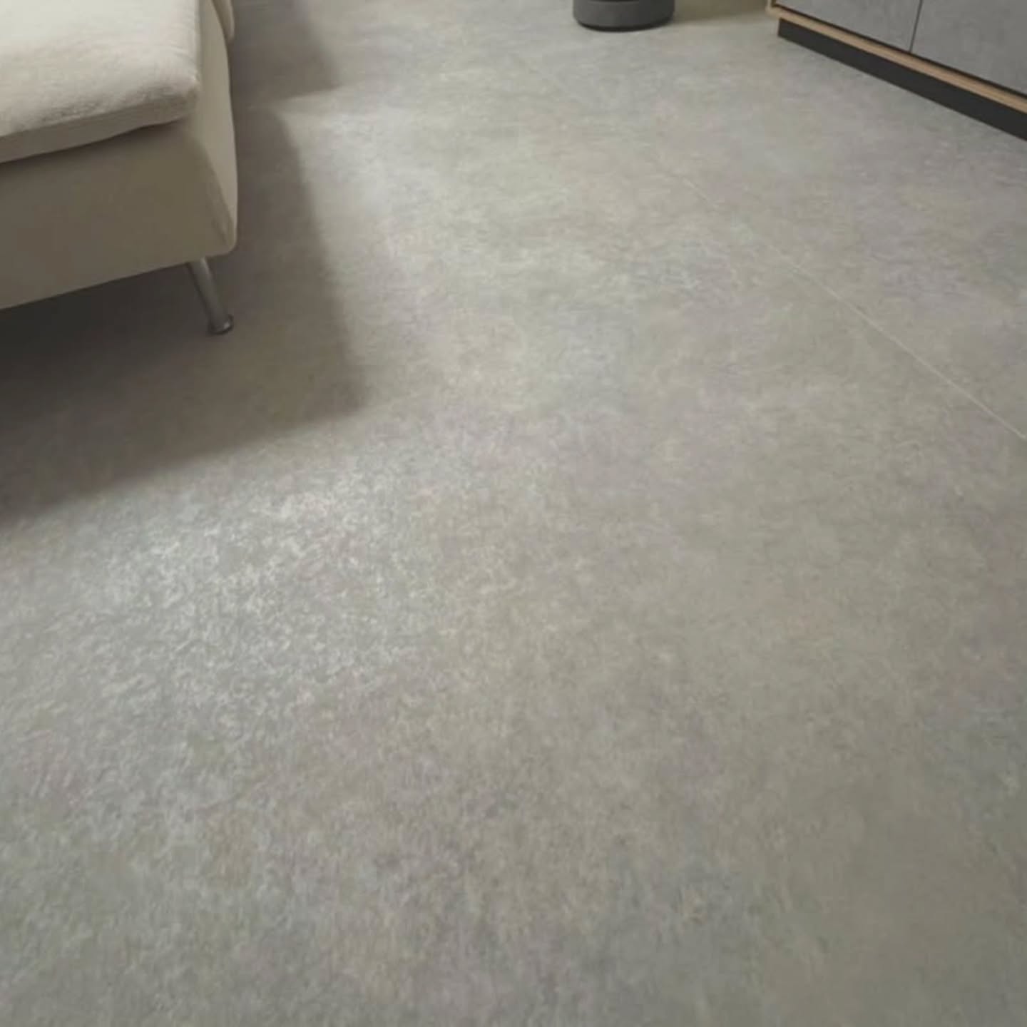 ラグリエのペットマット〈モルタル〉を敷いたLDK全体の俯瞰写真。ナチュラルな雰囲気の中におしゃれな質感が映える。