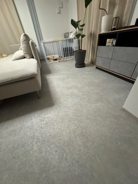 ラグリエのペットマット〈モルタル〉をリビング全面に敷いた様子。グレー系のマットが空間になじみ、インテリアがより上質な印象に