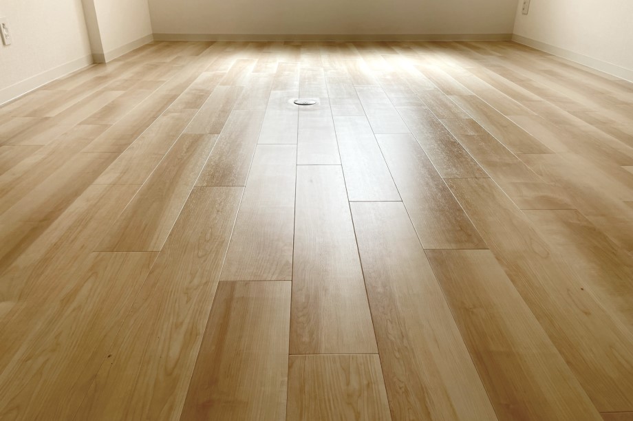 木製フローリングの床。冬の乾燥時に静電気やホコリが発生しやすい素材のイメージ。