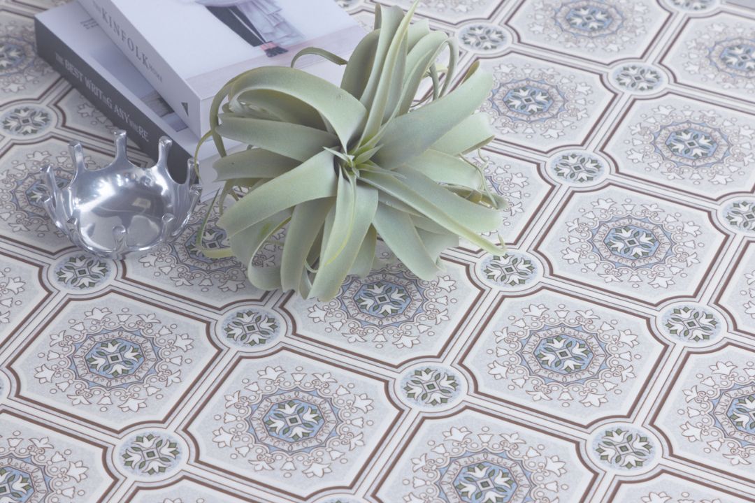 ラグリエのレトロ調 フロアマット レトリシア。グレー基調のアンティーク風幾何学模様が特徴で、植物や雑貨と相性良くエレガントな雰囲気に。