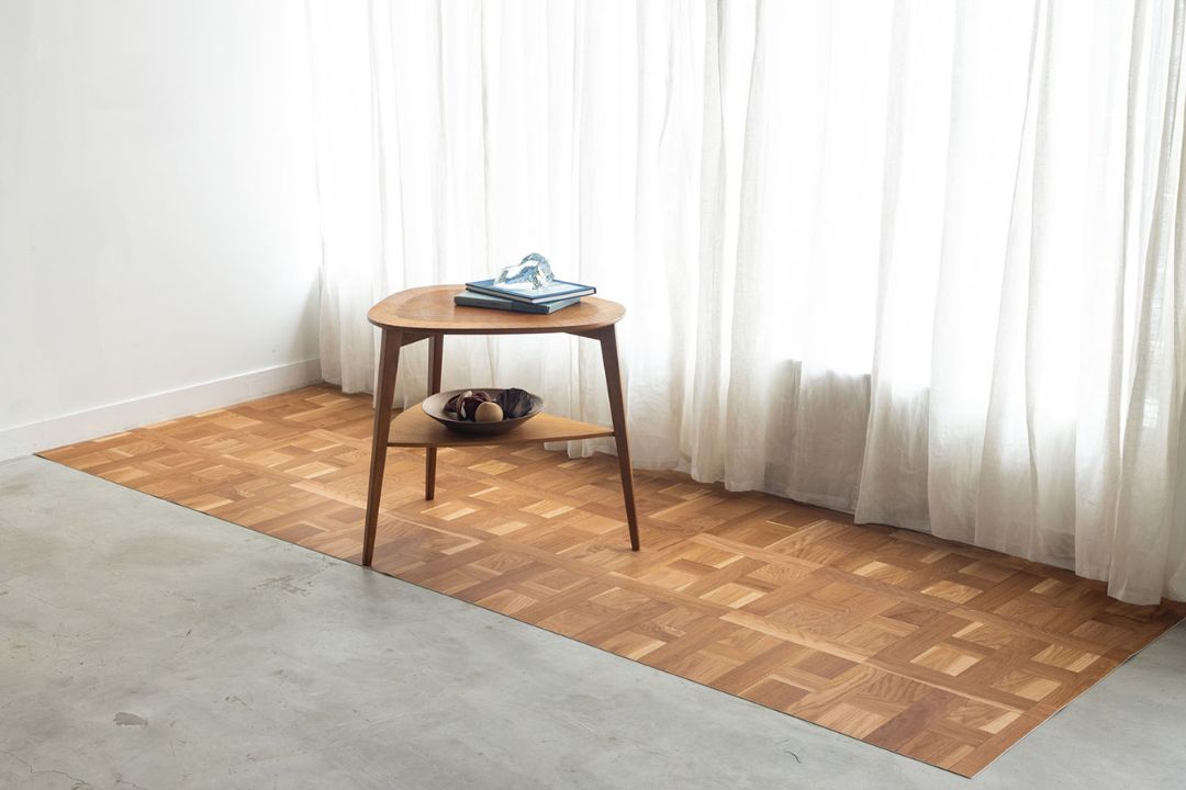 ラグリエのパーケット柄 フロアマット ミドルパーケットを敷いた実例。落ち着いた色合いが空間に重厚感を与える。