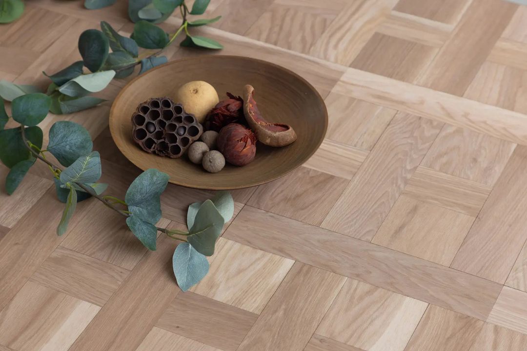 ラグリエのパーケット柄 フロアマット ライトパーケット。ナチュラルな木目パーケットが小物やグリーンを引き立てる。