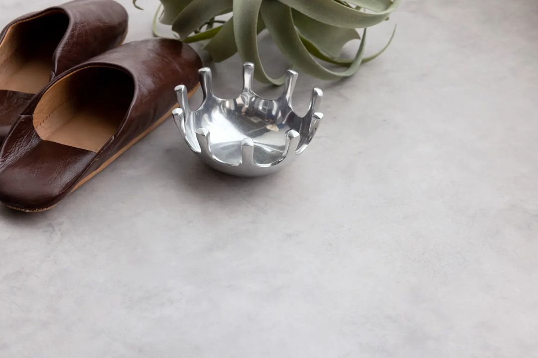 ラグリエのインダストリアル フロアマット ドライプラスタ。コンクリート調の無機質な質感がスタイリッシュに映える。