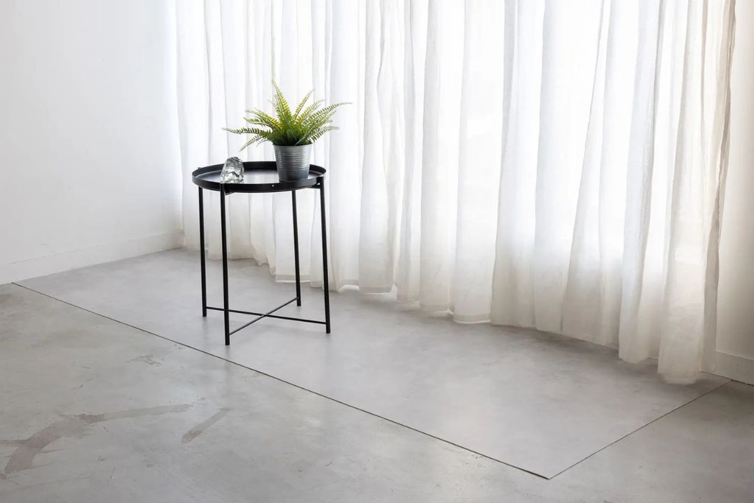 ラグリエのインダストリアル フロアマット ドライプラスタを敷いた実例。観葉植物やシンプル家具とも好相性。