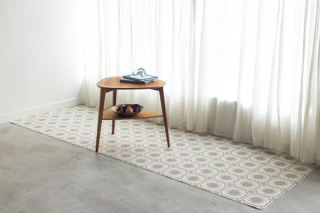 ラグリエのレトロ調 フロアマット レトリシアをリビングに敷いた実例。クラシカルなタイル柄が空間に個性をプラス。