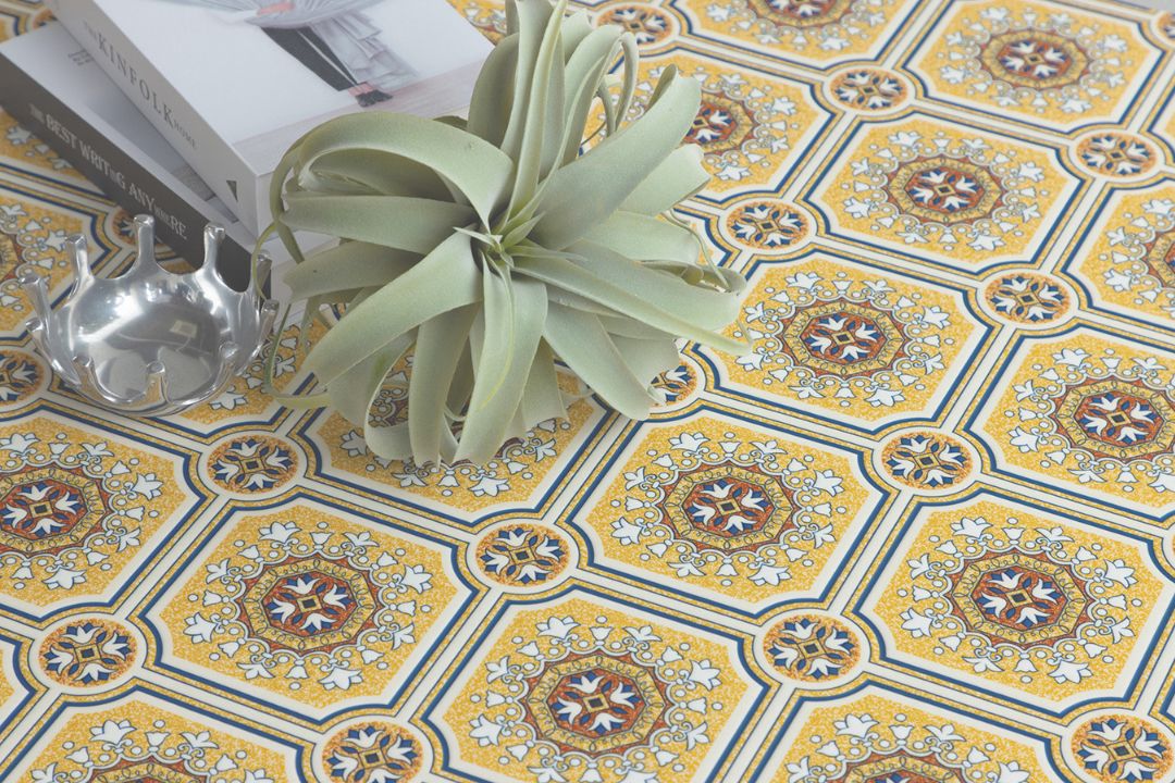 ラグリエのレトロ調 フロアマット オーカーレトリシア。オーカーを基調にしたクラシカルなタイル柄で、雑貨やグリーンとも映えるデザイン。