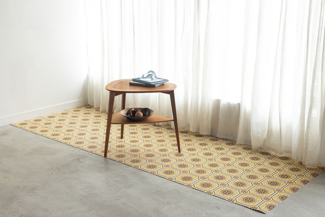 ラグリエのレトロ調 フロアマット オーカーレトリシアを敷いた実例。ヴィンテージ感のある幾何学模様が空間を華やかに。