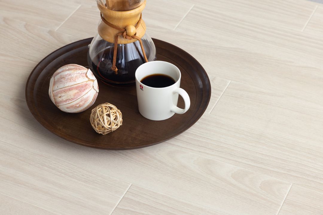 ラグリエのアーバン フロアマット ホワイトチェスナット。ナチュラルでやわらかな木目デザインがカフェ風インテリアとも調和。