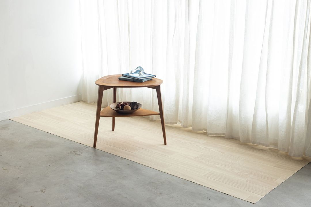 ラグリエのアーバン フロアマット ホワイトチェスナットをリビングに敷いた実例。淡い木目が空間を明るく見せる。