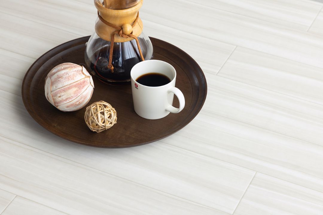 ラグリエのアーバン フロアマット ティネオ。ホワイトグレーの木目柄がナチュラルモダンな雰囲気を演出。