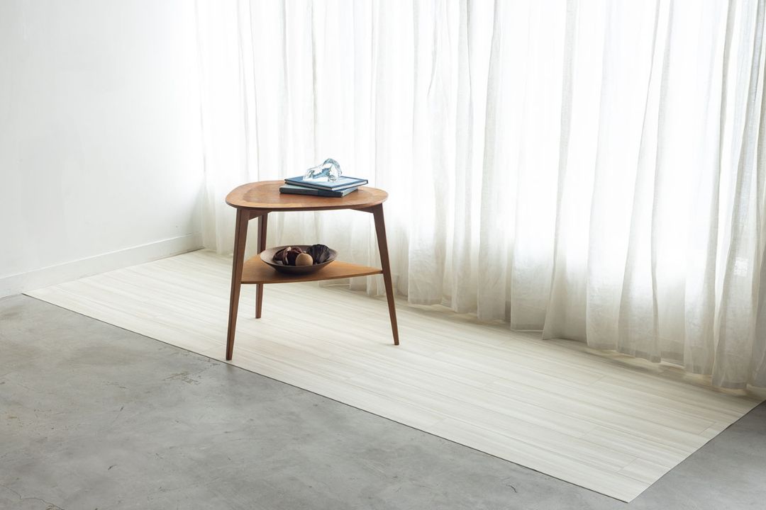 ラグリエのアーバン フロアマット ティネオをリビングに敷いた実例。明るい木目調でスタイリッシュな印象に。