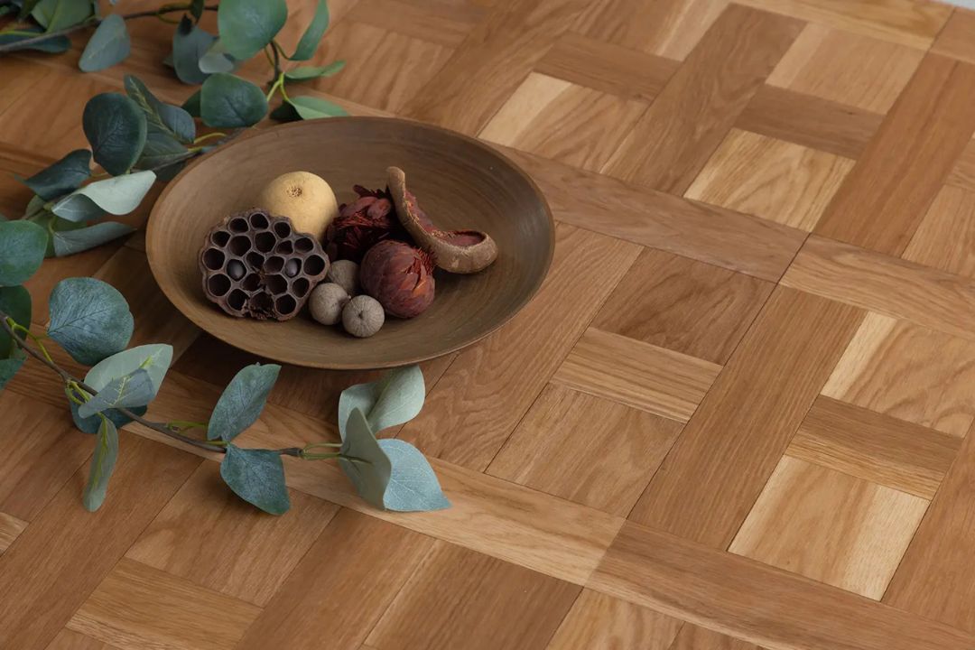 ラグリエのパーケット柄 フロアマット ミドルパーケット。温かみのある中間色の木目パーケットがナチュラルな雰囲気を演出。