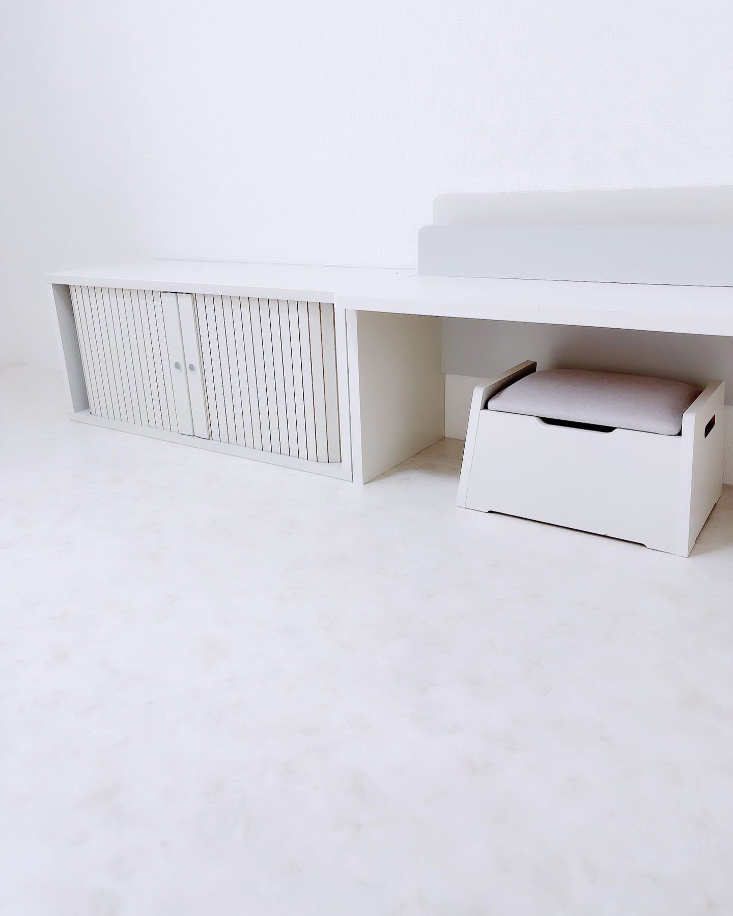 DIY後の子ども部屋。和室を洋風に仕上げた床とインテリアが整った完成状態。