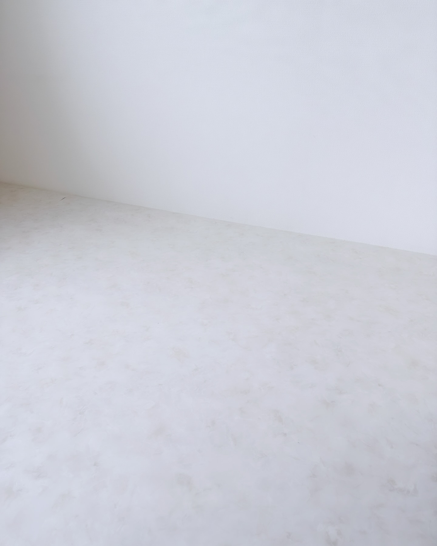 床DIY直後の子ども部屋。家具のない状態で床と壁のみが写る。