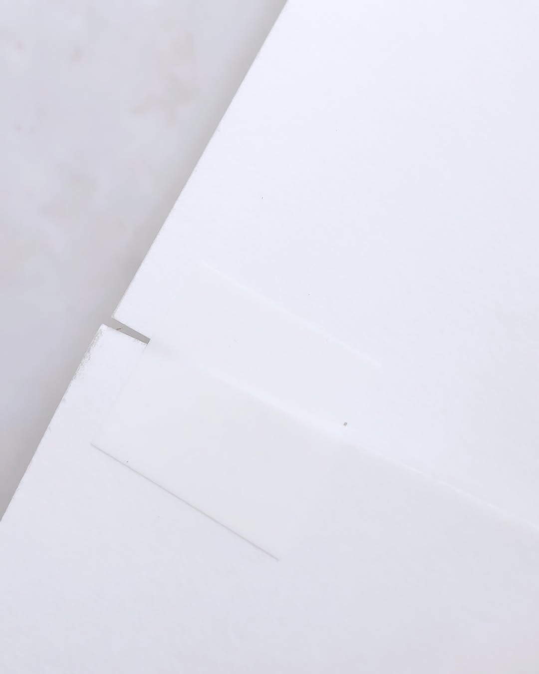 裏面アップ。吸着滑り止めシートで2枚のマットをつなぐ様子。