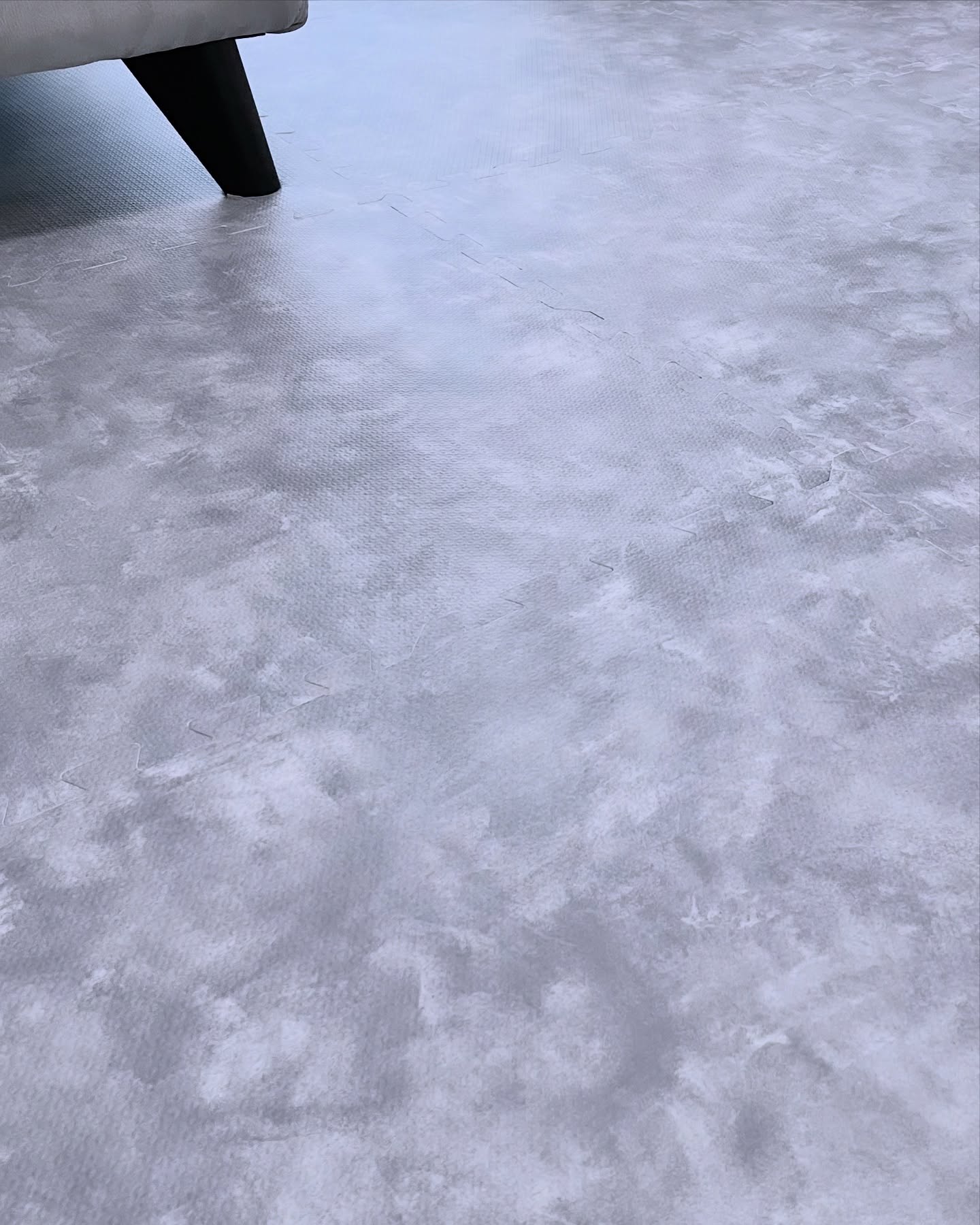 畳の上にジョイントマットを敷いた和室。子ども部屋として使われている様子。