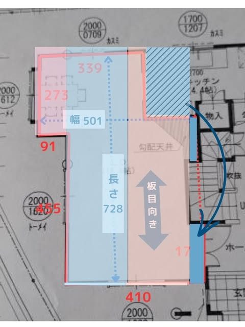 ラグリエのペットマット〈ホワイトオーク〉を使ったリビングDIYの寸法図。壁際や出入口のサイズを細かく記入し、約18畳のリビング全体をプランニングした設計イメージ。