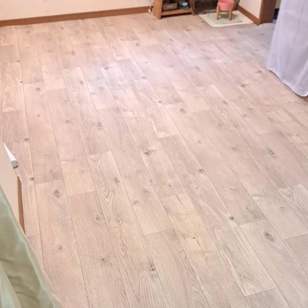 リビング全面を張り替えたアフター。自然なホワイトオークの木目で清潔感あるナチュラル空間に仕上がっている。