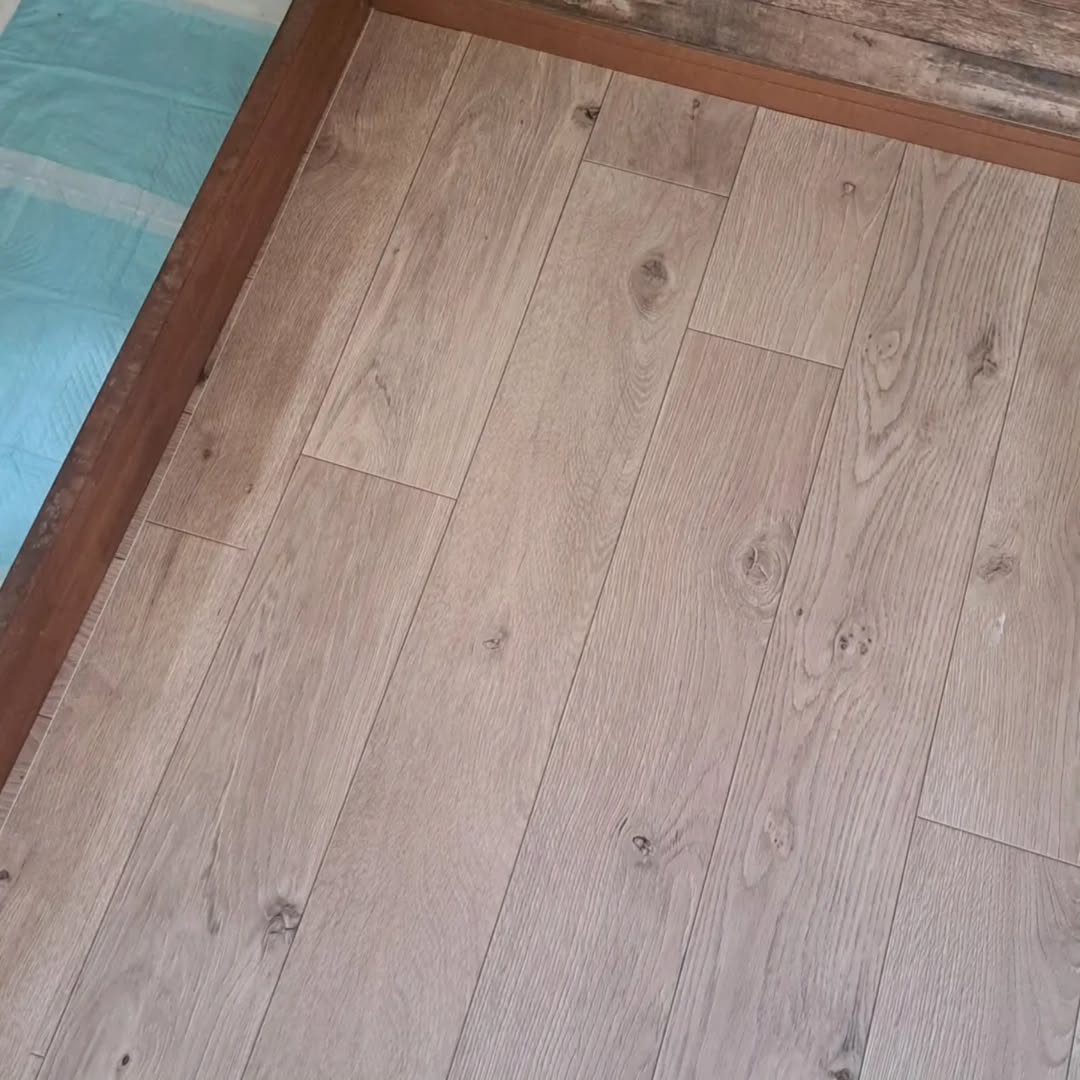 お水を飲んだ後の床もサッと拭けるラグリエのペットマット〈ホワイトオーク〉。ペットが快適に過ごせる水まわり環境。