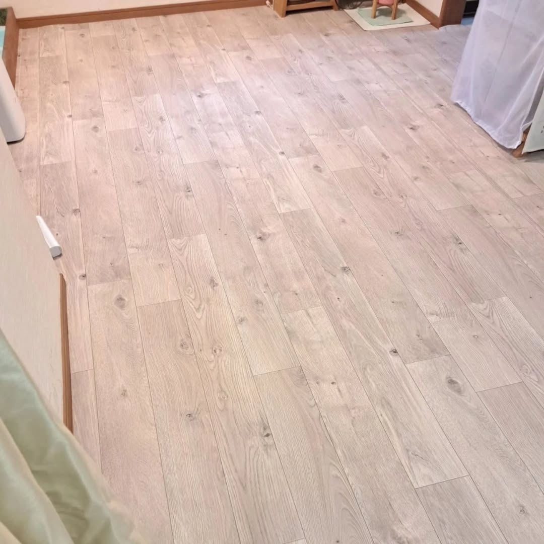 ホワイトオークのフロアマットの上に花や雑貨を置いたコーディネート例。