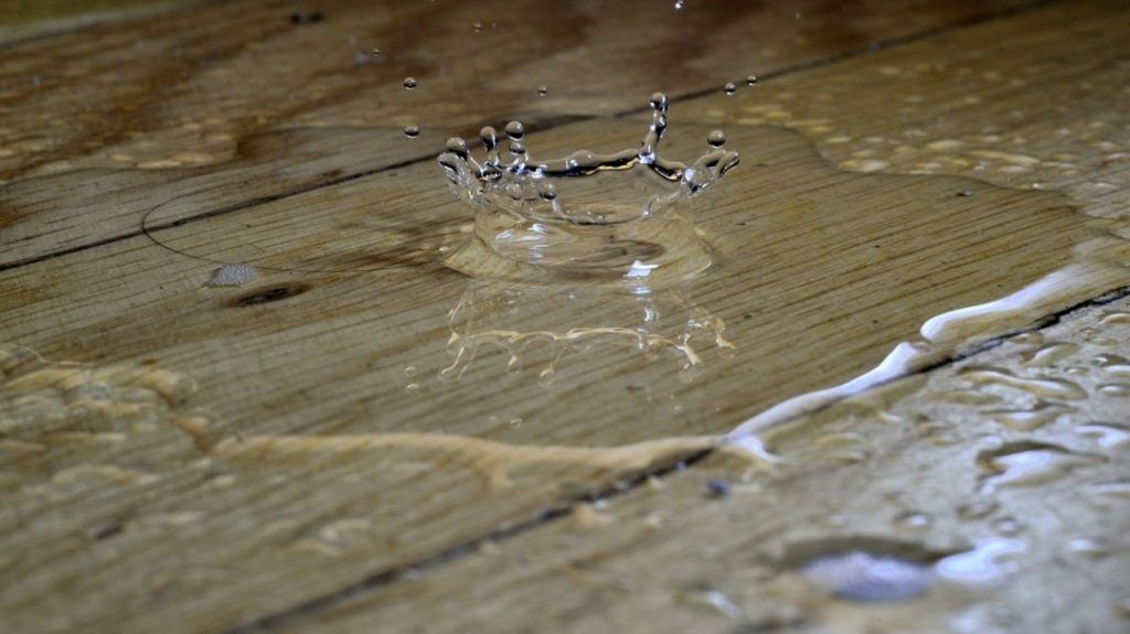 床に水が落ち、水たまりができている様子。クッションフロアなら水に強いことを表すイメージ。