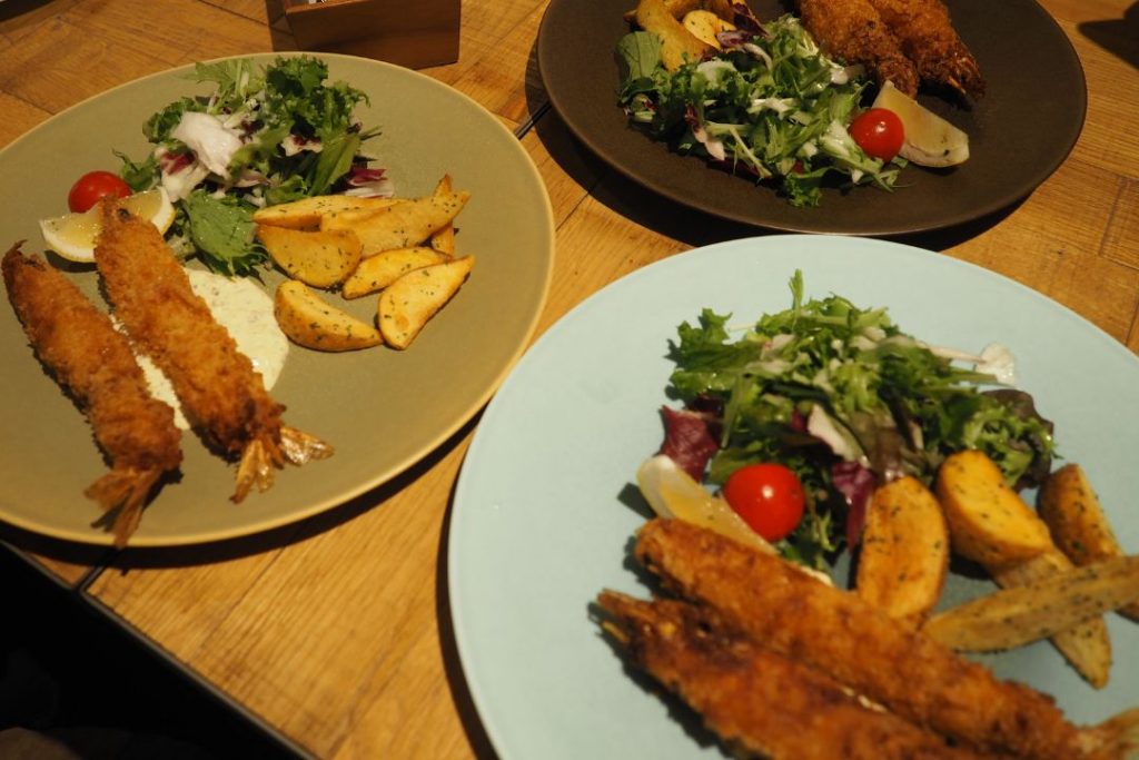 ノリタケの森レストランで提供されるエビフライとサラダのランチプレートを撮影した写真。