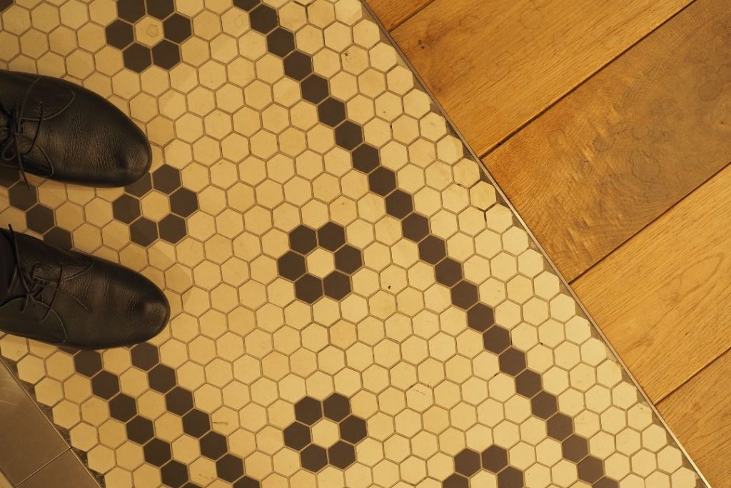ノリタケの森レストランで使われている六角タイルと木目フロアの境目を足元から撮影した写真。
