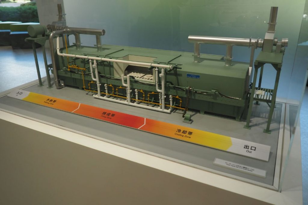 ノリタケの森クラフトセンターに展示されている焼成工程を示す窯の模型。